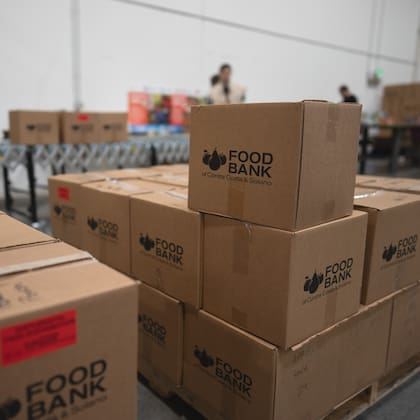 El número 211 funciona como línea directa 24/7 para conectar a los californianos con los servicios de asistencia alimentaria más cercanos