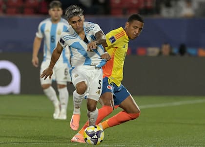 El número 5 de la selección Argentina, Milton Delgado, previo a la falta del colombiano Kener Gonzalez