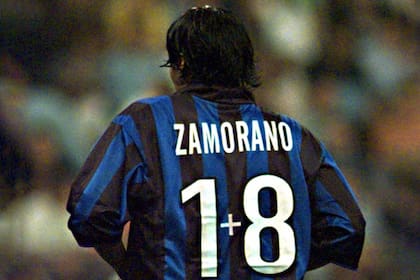 El número 9 está en extinción”, analiza Zamorano, que a finales de los 90 inventó una numeración: 1+8; después, le cedió la 9 al brasileño Ronaldo 