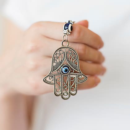 El número cinco se relaciona con la mano de Hamsa, un antiguo símbolo protector