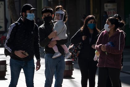 Tras varios meses de cuarentena por un desborde de brotes, los santiaguinos aguardan el momento de poder movilizarse con seguridad