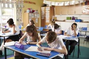 Negociaciones contra reloj entre padres y colegios para evitar fuertes subas en las cuotas