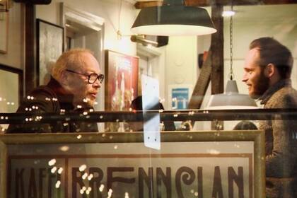 El número reducido de personas reunidas en espacios públicos o la limitación horaria de la apertura de los bares y restaurantes dejarán de estar vigentes a partir del sábado