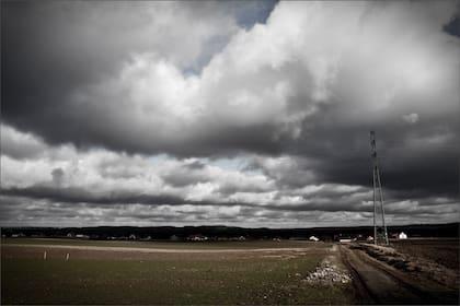 El NWS advirtió que "todos los riesgos severos", incluyendo tornados, son posibles el sábado, especialmente cerca de un frente cálido que se elevará hacia el centro y norte de Oklahoma