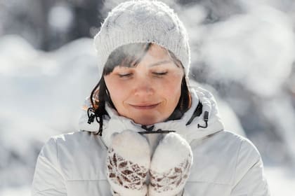 El NWS recomienda que las personas cubran su boca para protegerse del frío y no salgan durante la parte más helada del día