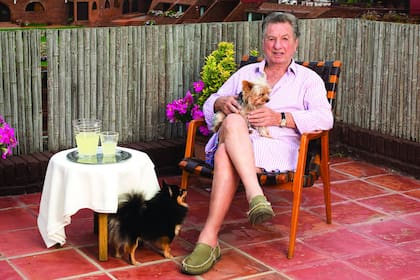 El oasis de Franco Macri en el complejo Terrazas de Manantiales, donde posa junto a Toro, uno de los dos yorkshire de su hija Florencia, y Gorda, la mascota de Nuria Quintela