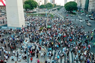 Tristeza en el Obelisco: hinchas despiden a Maradona con cánticos y banderas