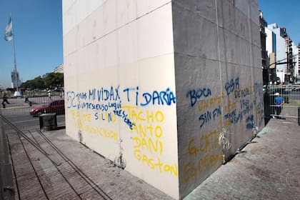 El Obelisco con pintadas y grafitis; todo azul y amarillo