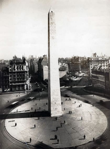 El Obelisco, diseñado y construido por el arquitecto Alberto Prebisch en apenas 31 días