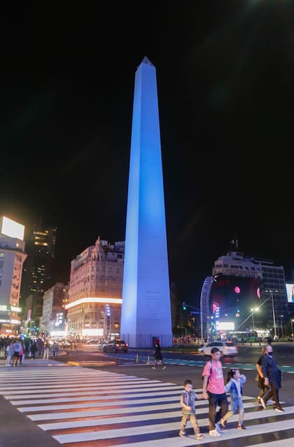 El Obelisco iluminado le rindió tributo al día dedicado a los sueños de los niños