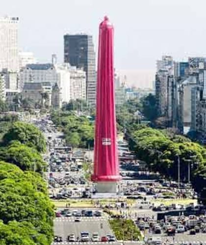 El obelisco porteño, enfundado en un preservativo gigante
