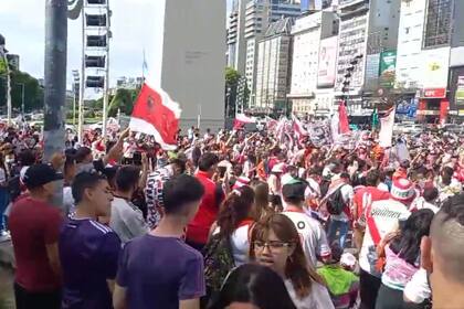 El Obelisco se tiñe de rojo y blanco, los colores de River: sus hinchas se congregan en el monumento porteño para celebrar el tercer anivesario de la Copa Libertadores 2018.