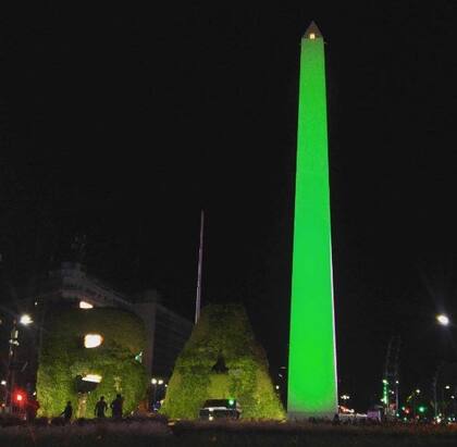 El Obelisco teñido de verde por las víctimas de la tragedia aérea