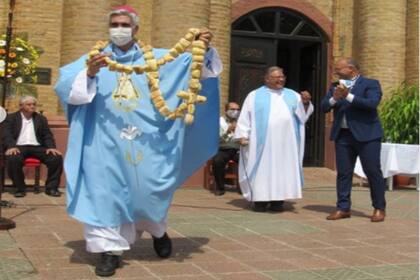 El obispo auxiliar de Corrientes, José Larregain, fue el homenajeado de este año y, en medio de una celebración en la que se respetaron las medidas de distanciamiento social, recibió el tradicional rosario de chipá