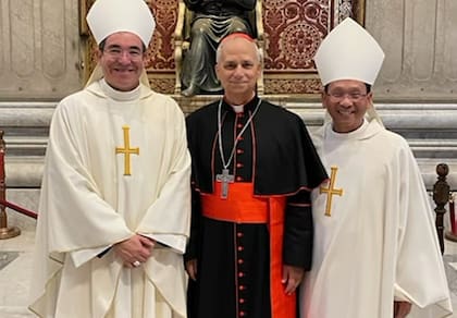 El obispo auxiliar Felipe Pulido, a la izquierda; en medio el papa León XIV y el obispo de San Diego, Michael Pham