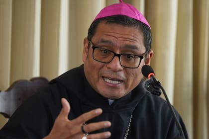El obispo de Chiclayo, Edinson Farfán, en una conferencia de prensa sobre el nuevo papa León XIV