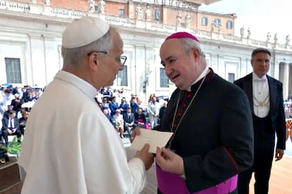 El obispo de Jujuy y vicepresidente segundo del Episcopado, César Daniel Fernández, le entregó en junio de 2025 a León XIV una carta de los obispos para invitarlo a la Argentina