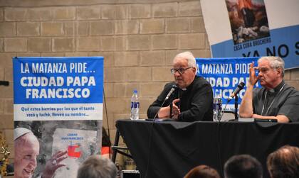 El obispo Eduardo Horacio García y monseñor Oscar Ojea, en La Matanza