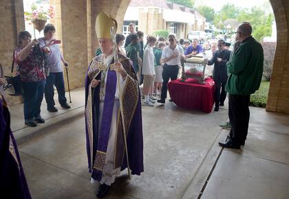El obispo Joseph Strickland camina delante del relicario con los huesos de Santa María Goretti al entrar al santuario en la Catedral de la Inmaculada Concepción, 2 de noviembre de 2015 en Tyler, Texas