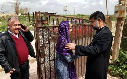 El obispo Mar Afram Athneil recibe a una rehén liberada en la ciudad de Hassakeh