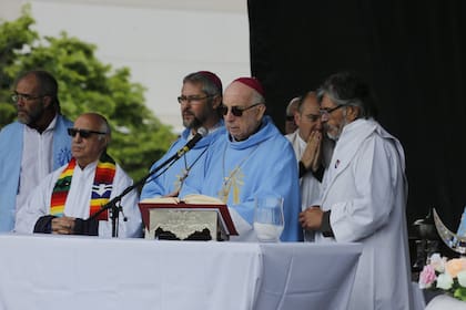 El obispo Radrizzani encabezó el sábado la ceremonia que tuvo a Hugo y Pablo Moyano en primera fila