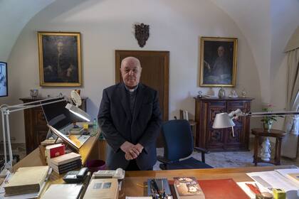 El obispo Sergio Pagano, prefecto del Archivo Apostólico Vaticano, posa en su oficina en el Vaticano el miércoles 14 de febrero de 2024