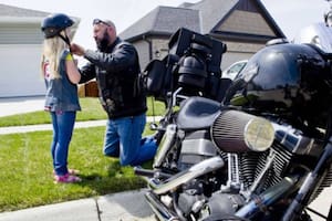 Cómo funciona el rudo grupo de motoqueros que combate el abuso infantil