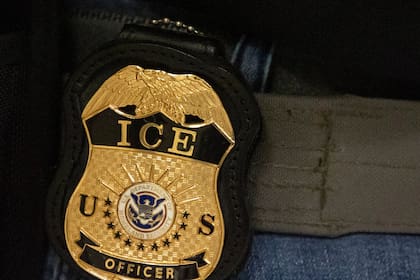 El objetivo de la ley es restringir el uso de recursos y personal estatal para asistir en operativos del ICE que no tengan relación con delitos penales graves (AP Foto/Yuki Iwamura, Archivo)