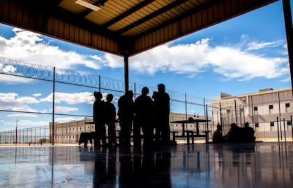 El objetivo del Programa de Extranjeros Criminales es identificar a los no ciudadanos que se encuentran en cárceles y que pueden ser deportados