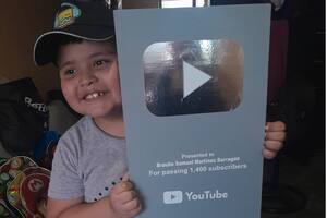 Llegó a los 1.400 suscriptores en YouTube y su papá le hizo un inusual regalo