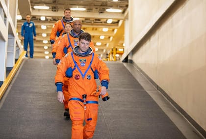 El objetivo principal de la misión es validar por primera vez con humanos el sistema de soporte vital de la cápsula Orion, el cual regula la atmósfera y la presión para la supervivencia en el espacio profundo