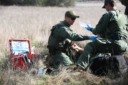 El objetivo principal del Programa de Migrantes Desaparecidos es mejorar la capacidad de los agentes para salvar las vidas de los migrantes que intentan ingresar a EE.UU.