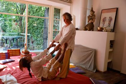 El objetivo tanto del masaje tailandés como del shiatsu, es desbloquear para que la energía comience a circular y el cuerpo sane
