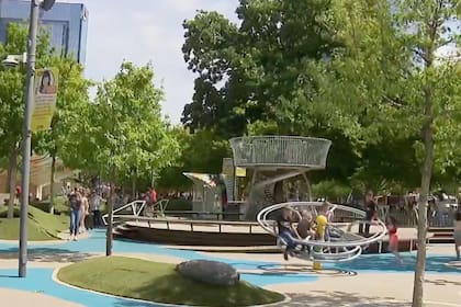 El objeto apareció junto a un área de juegos infantiles y podría tener alto valor sentimental