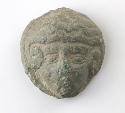 El objeto de bronce tiene entre 26 y 28 milímetros de diámetro y en una de sus caras puede verse un retrato de Alejandro Magno