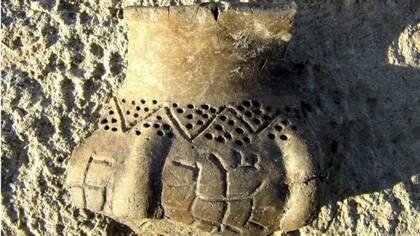 El objeto de cerámica con pictogramas que recuerdan a la esvástica