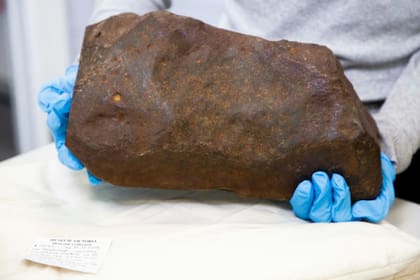 El objeto provino del espacio interior y tiene un peso descomunal para una piedra de ese tamaño