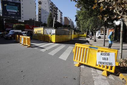 El obrador sobre la avenida Honorio Pueyrredón se instaló en enero, cuando comenzaron los trabajos; una medida judicial frenó el proyecto