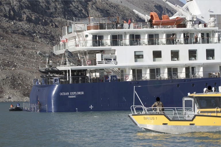 They have released the luxury cruise ship with 206 people on board that ran aground on the coast of Greenland