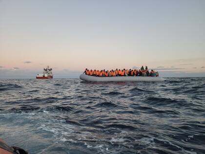 El 'Ocean Viking' desembarca a casi 400 migrantes en Italia.