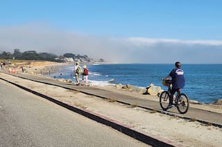El mar se traga una autopista icónica de California: el plan para moverla tierra adentro sobre casas y parques