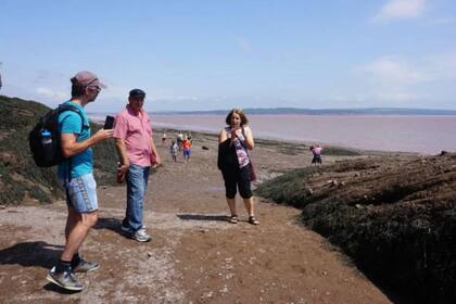 El oceanógrafo de la UQAR, Daniel Bourgault, junto a El Hadi Cherfouh y Nacera Bellila, el matrimonio canadiense que encontró la botella, en el lugar del hallazgo