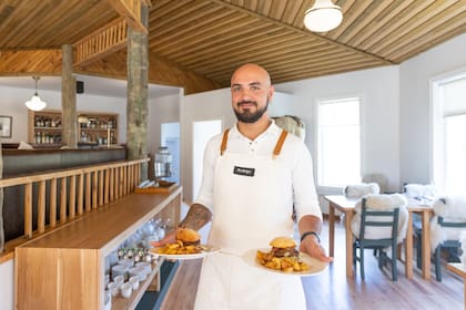 El octógono del lodge es restaurante y living.