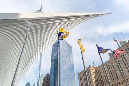 El Oculus es un centro de transporte y comercio en el World Trade Center, diseñado por Santiago Calatrava