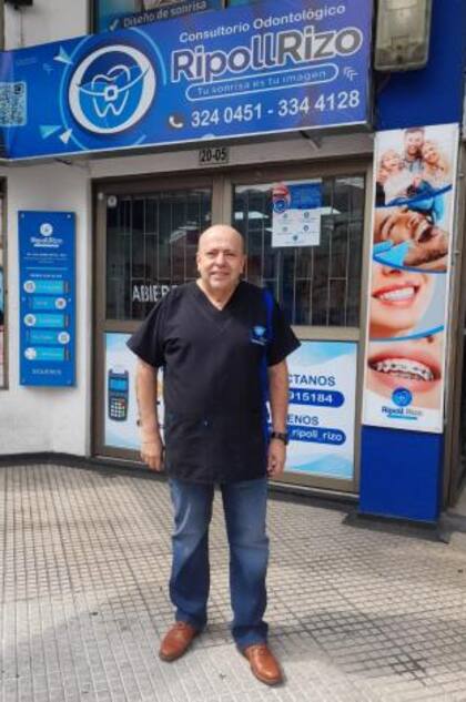 El odontólogo Guillermo Ripoll Rizo, tío materno de Shakira, al frente de su consultorio
