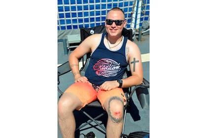 El oficial de apellido Berk herido en la rodilla que tiene un tatuaje de una mandíbula de tiburón