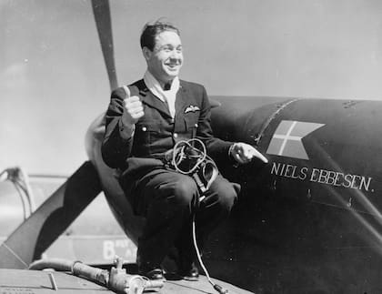 El oficial de vuelo Jorgen Billy Thalbitzer en el ala del Spitfire Vb (BL855) ‘Niels Ebbesen’ durante la ceremonia llevada adelante el 10 de abril de 1942 en Ibsley.  (Biblioteca Real de Copenhague).
