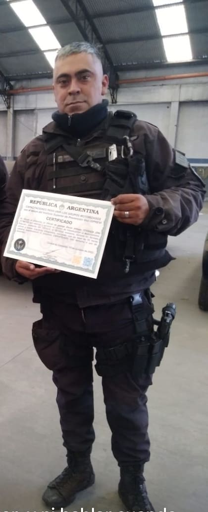 El oficial estaba junto a su pareja