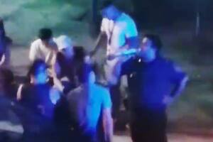 El oficial fue visto tomando bebidas y conversando con un grupo de jóvenes, en Aldo Bonzi