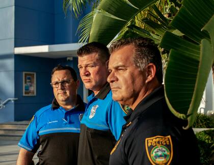 El oficial Joe Matthews, el oficial Craig Lovellette y el capitán John Healy, quienes estuvieron entre los primeros oficiales de policía en responder al derrumbe.